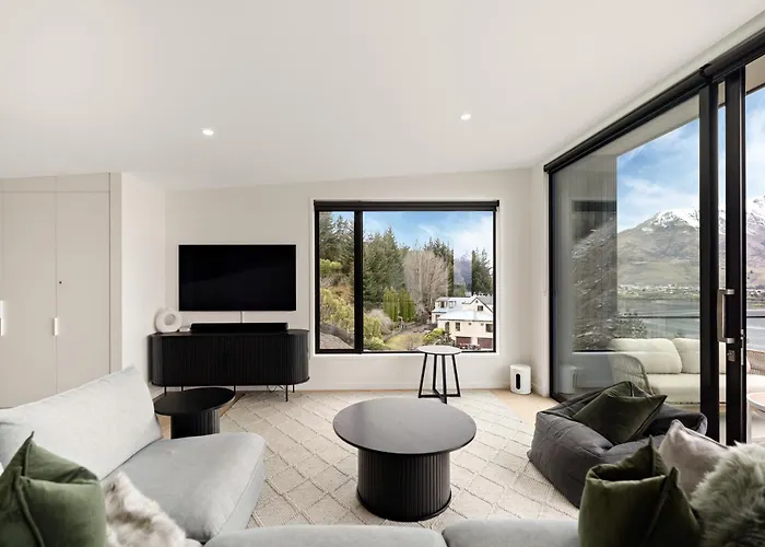 Warning Extreme Views 4 Bed 3 Bath Luxury