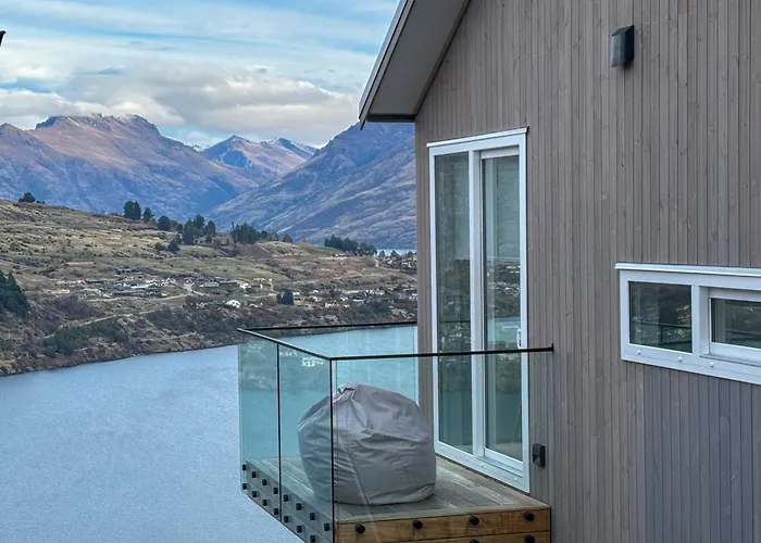 Takitimu Villa Remarkables View - Boutique Luxury, Private Bath With Stunning View